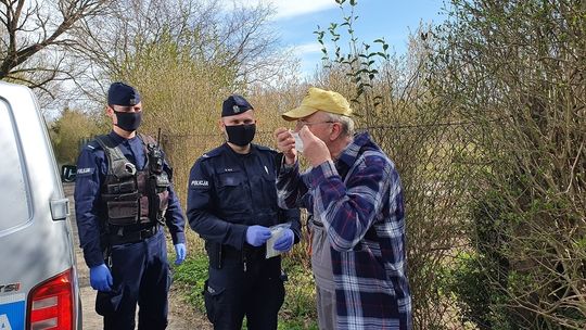 Policjanci wręczali maseczki ochronne mieszkańcom powiatu gryfickiego
