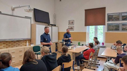 Policjanci z Gryfic uczą dzieci bezpiecznej jazdy hulajnogą elektryczną. Przypominają o przepisach, kasku i zagrożeniach Policjanci z Gryfic uczą dzieci bezpiecznej jazdy hulajnogą elektryczną. Przypominają o przepisach, kasku i zagrożeniach