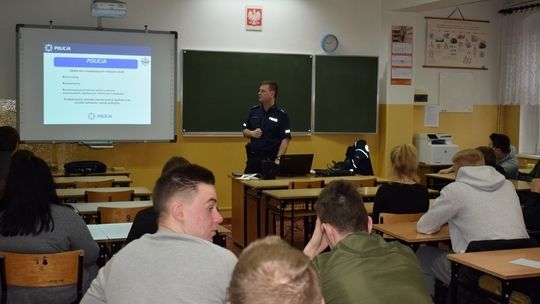 Policjanci zachęcali młodzież do służby w policji