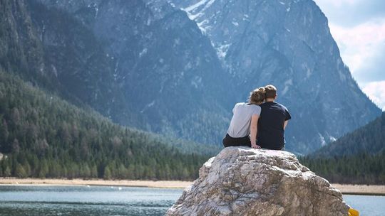 Polska apka kontra Tinder. Czy „mijanie” to przyszłość randkowania?