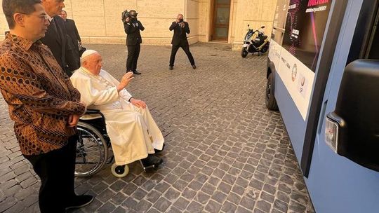 Polski E-Van w Watykanie u Ojca Świętego