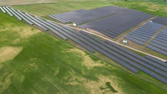 Polski Zielony Fundusz inwestuje w fotowoltaikę i magazynowanie energii - pierwsza inwestycja w portfelu