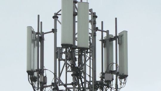 poziom pola elektromagnetycznego wytwarzanego przez stacje bazowe operatorów komórkowych w Polsce na niskim poziomie