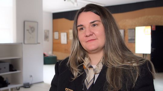 Pracownicy i studenci często korzystają ze sztucznej inteligencji do celów prywatnych. Nie wiedzą, jak ją wykorzystać w pracy