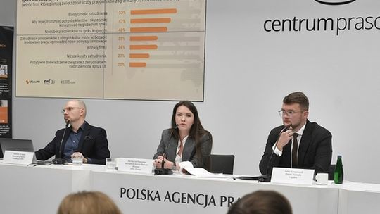 Pracownicy spoza Unii Europejskiej stali się niezbędni dla polskich dużych i średnich przedsiębiorstw - badanie EWL, Legalito i UW