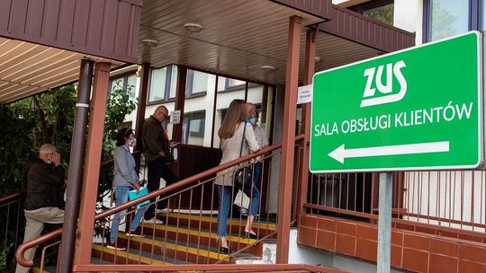 Pracujący w Polsce cudzoziemcy coraz chętniej rejestrują się w ZUS. Głównie chodzi o Ukraińców