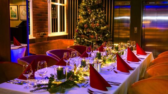 Prawie połowa Polaków chętnie spędziłaby święta poza domem – czy nadchodzi społeczna zmiana w tradycji?