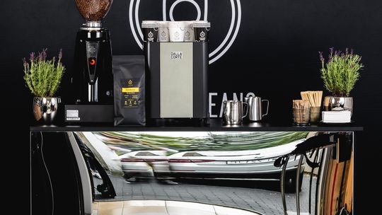 Profesjonalna obsługa kawowa na targach – jak mobilny barista może przyciągnąć klientów i budować wizerunek Twojej marki