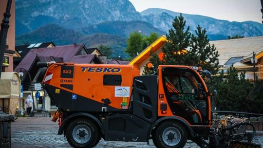 Profesjonalne zamiatarki uliczne w walce ze smogiem drogowym o zdrowe płuca