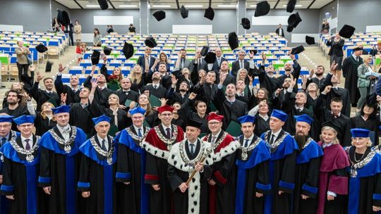 Promocje doktorskie, habilitacje, odznaczenia i medale dla zasłużonych. Elżbieta Jolanta Bielińska honorowym profesorem uczelni. Wielkie święto „Uniwersytetu dla zielonego przemysłu"