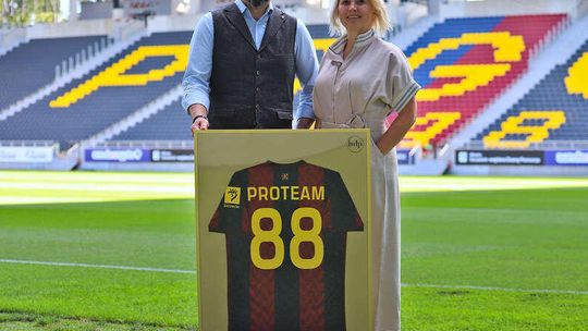 Proteam po granatowo-bordowej stronie mocy!