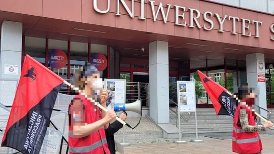Protest na Uniwersytecie Śląskim przeciw 2-letnim cięciom. Społeczność uczelni mówi „nie” polityce głodzenia i zapowiada demonstrację 18 maja Protest na Uniwersytecie Śląskim przeciw 2-letnim cięciom. Społeczność uczelni mówi „nie” polityce głodzenia i zapowiada demonstrację 18 maja