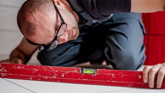 Przecinarka do płytek a długość cięcia