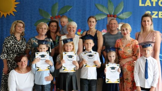 Przedszkolaki z Modlimowa świętują zakończenie roku  szkolnego!