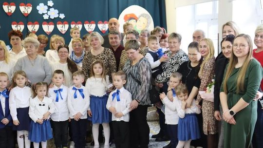 PRZEDSZKOLAKI Z SP MODLIMOWO  ŚWIETUJĄ DZIEŃ BABCI I DZIADKA