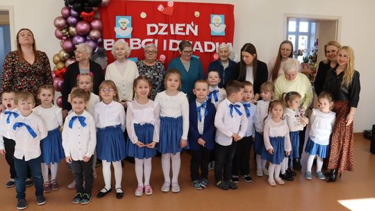 PRZEDSZKOLAKI Z SP MODLIMOWO Z WIZYTĄ W DZIENNYM DOMU SENIORA PRZEDSZKOLAKI Z SP MODLIMOWO Z WIZYTĄ W DZIENNYM DOMU SENIORA