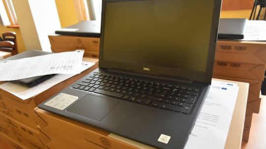 Przekazanie laptopów w ramach projektu "Zdalna Szkoła"