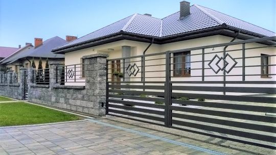 Przesuwna czy dwuskrzydłowa – jaką bramę wjazdową wybrać?