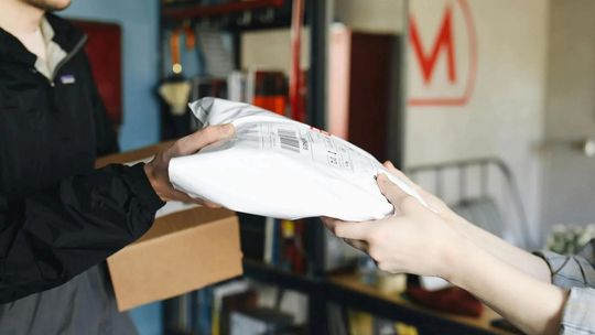 Przewoźnik czy kurier – które zlecenia aplikacyjne bardziej się opłacają?