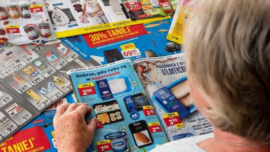 Przez inflację sklepy publikują mniej gazetek. Tną też powierzchnię i liczbę stron. Ubywa także promocji