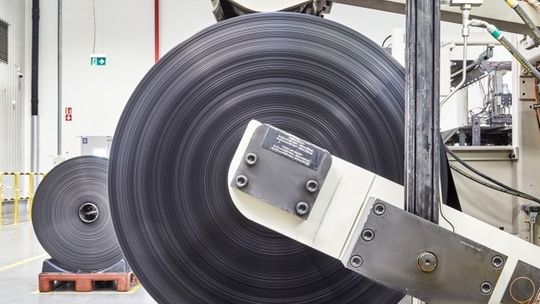 Przyszłość w odcieniach szarości  – o produkcji worków z recyklingu