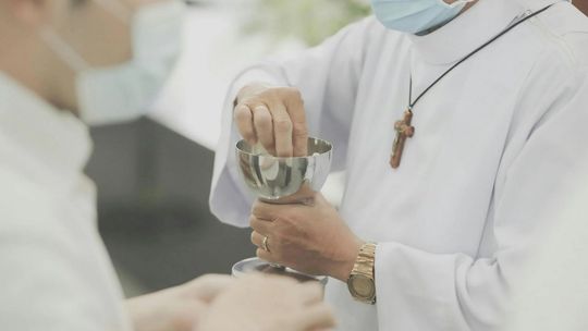 Przytulnie, rodzinnie i smacznie - jak zorganizować przyjęcie komunijne w domu?