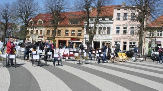 Puste krzesła i protest zdesperowanych przedsiębiorców…