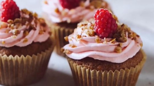 Puszyste muffinki z pełnoziarnistym musli i kremem malinowym — pyszny pomysł na słodką przekąskę