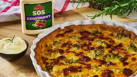 Quiche z bekonem i brokułem w towarzystwie Sosu Czosnkowego Roleski