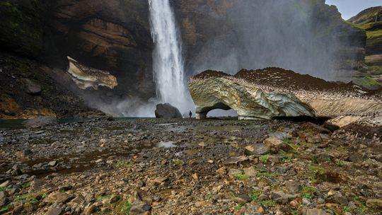 RADEK DĄBROWSKI UNDER THE VOLCANO / POD WULKANEM