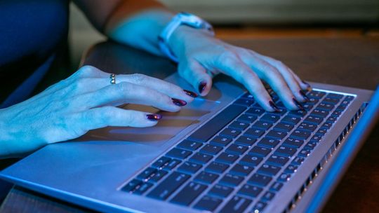 Re-commerce zmienia mapę handlu w Polsce. Raport OLX pokazuje, że wydajemy coraz więcej