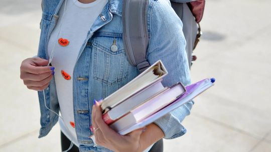 Rekrutacja na studia. Ile osób zdało maturę i jakie są najbardziej oblegane kierunki na uczelniach? [przegląd statystyk]