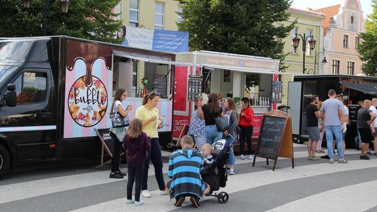 „Restauracje na kółkach”  opanowały gryficki Plac Zwycięstwa