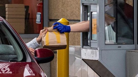 Restauracje z szybkim jedzeniem na wakacyjnym zakręcie. Klientów rok do roku ubyło nawet dwucyfrowo