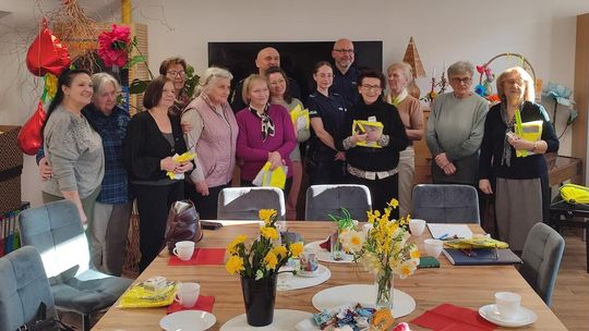 Rewal: policjanci i straż gminna uczą seniorów, jak chronić się przed oszustwami w sieci