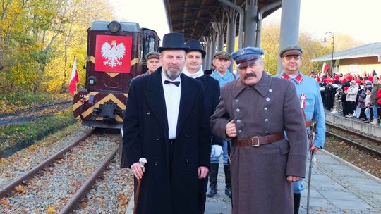 Rewalska kolejka zaprasza na przejażdżki z Ojcami Polskiej Niepodległości.