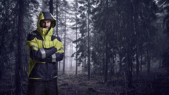 Robocze ubrania przeciwdeszczowe, czyli jak sprawić, by deszcz w pracy uszedł na sucho