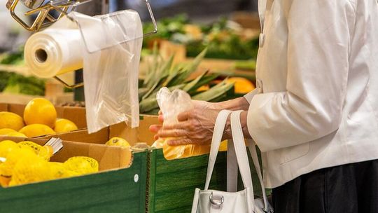 Rosną wpływy z opłaty recyklingowej. Konsumenci zużywają coraz więcej foliówek w sklepach