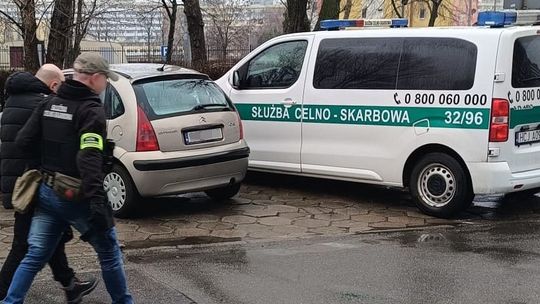 Rozbita zorganizowana grupa przestępcza wyłudzająca VAT w obrocie polimerami i stalą