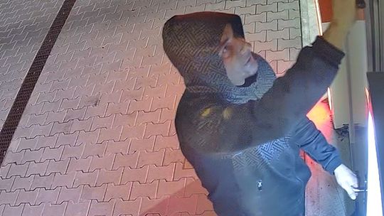 Rozpoznajesz mężczyznę przedstawionego na nagraniu — poinformuj Policję