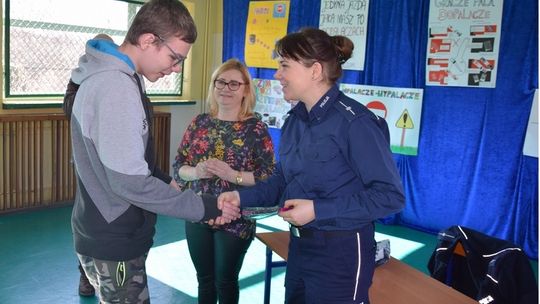 Rozstrzygnięcie konkursu na najbardziej przemawiający plakat o dopalaczach w MOS w Waniorowie