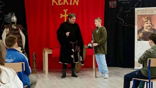 RYCERZE Z BRACTWA KERIN W SZKOLE PODSTAWOWEJ W CERKWICY