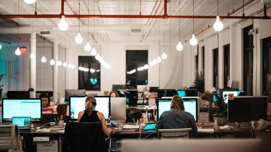 Rynek pracy w Polsce na przełomie 2025 i 2026 roku. Etaty, kluczowe branże i nowa rola freelancingu