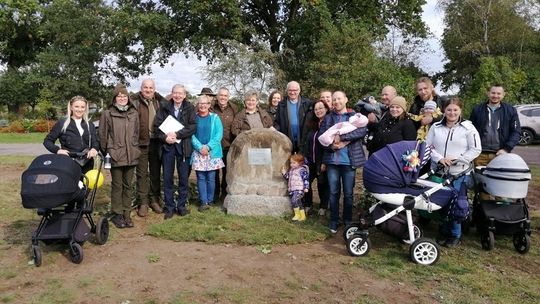 Sadzą drzewka:  Dla pamięci i przyszłości 