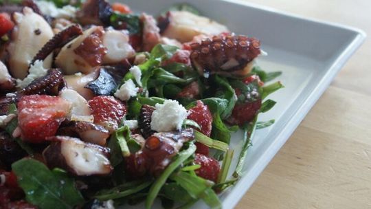 Sałatka z truskawkami i ośmiornicą z sosem balsamicznym – gotowane macki ośmiornicy od PESCA NORD