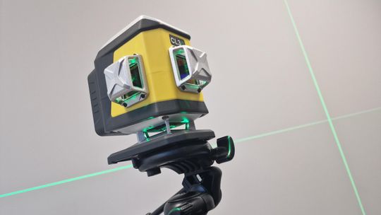 Samopoziomujący laser krzyżowy – jak działa i dlaczego warto go mieć w zestawie narzędzi?