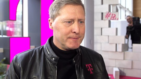 Samotność coraz bardziej dotyka Polaków. Dla 90 proc. z nich problemem są też narastające podziały