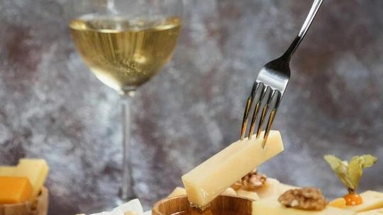 Ser i wino – przewodnik po smakach na długie, jesienne wieczory