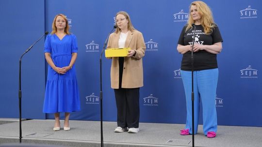 Setki much w Sejmie – mieszkańcy wsi przypominają politykom o zakazie hodowli zwierząt na futro