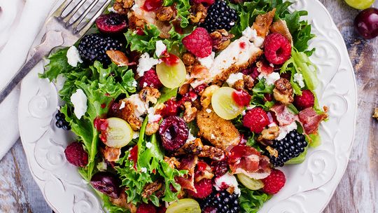 Sezonowa sałatka z kurczakiem, malinami i jeżynami